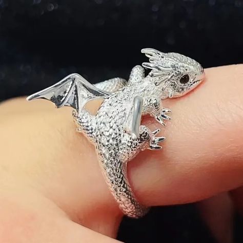 New In Original Unopened Packaging. He Looks Like A Baby, Just Getting Ready To Try Those Wings. In Silver & Adjustable. Msrp $9.97 Usd Punk Mode, Dark Dragon, Mode Punk, Crochet Rings, Style Gothic, Dragon Ring, Style Hip Hop, Silver Dragon, Estilo Punk