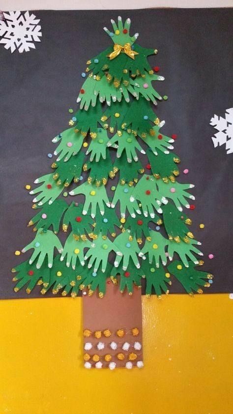 Handprint Christmas Tree, Jul Diy, Classroom Christmas Decorations, مشروعات العلوم, Christmas Classroom Door, Handprint Christmas, Christmas Kindergarten, Christmas School, Christmas Tree Crafts