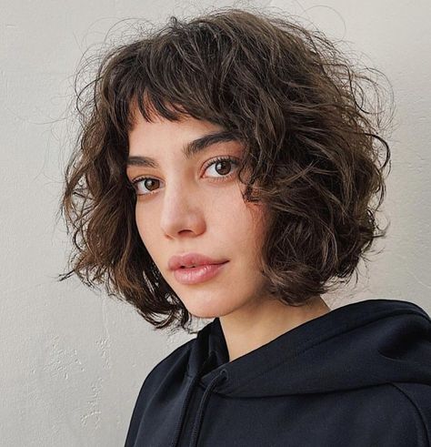 Curly Bob with Short Bangs Pelo Bob Ondulado, Choppy Bob With Bangs, Short Wavy Haircuts, Bob Haircut Curly, Bob Hairstyles With Bangs, Choppy Bob, Wavy Haircuts, Short Bangs, Short Curly Haircuts