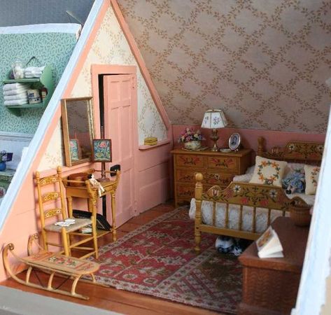 Miniature attic bedroom with Shaker furniture Dollhouse Miniatures Bedroom, Cottage Dollhouse Interior, Dollhouse Attic, Shaker Pantry, Country Dollhouse, Cottage Dollhouse, Miniature Bedroom, Dollhouse Rooms, Pink Dollhouse