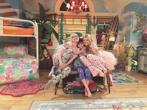 Liv and Maddie Cali Style Liv And Maddie Aesthetic, Maddie Aesthetic, Cool Girl Rooms, Joey Bragg, Big Bang Theory Quotes, Tv Rooms, Sophia Carson, Old Disney Channel, Dove Cameron Style