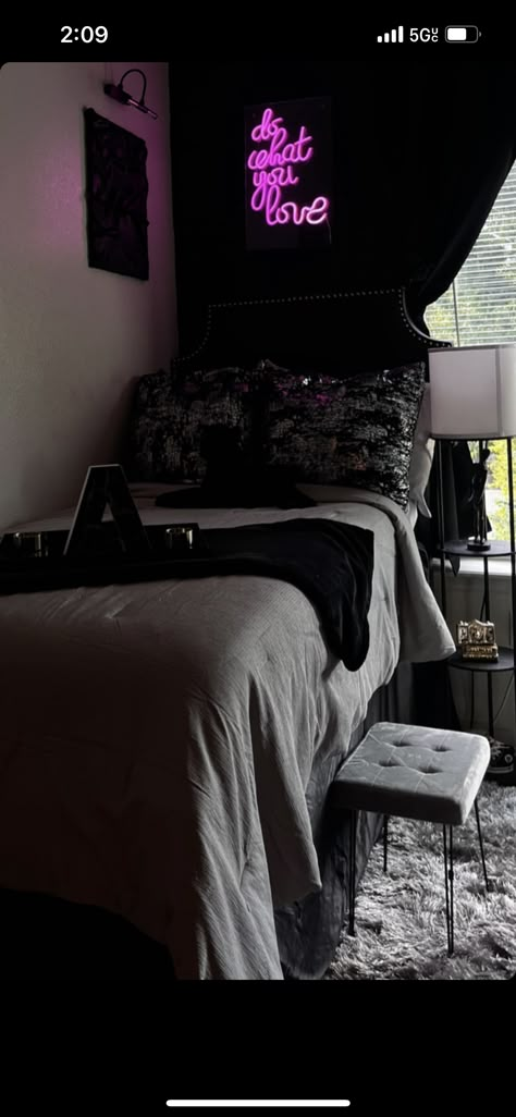 Dorm Room Ideas Black Girls College, Dorm Room Designs Black, Black Dorm Room Ideas, Black Dorm Room, Dorm Rooms Decorating, Room Ideas For Guys, Dorm Room Ideas For Guys, Decorating Dorm, Dorm Room Ideas For Girls