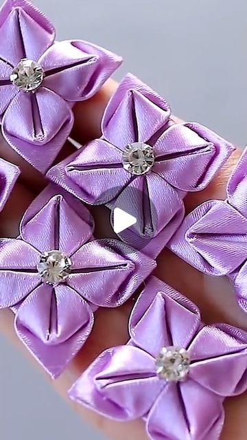 Sewing Ribbon Flowers, Ribbon Flowers Diy, Ribbon Projects, Kanzashi Tutorial, Ribbon Sewing, Ribbon Flower Tutorial, Diy Ribbon Flowers, Diy Hair Accessories Ribbon, Making Fabric Flowers