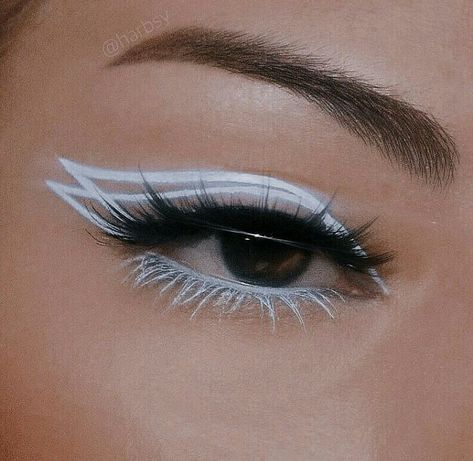 Artemis Inspired Makeup, Angle Halloween Make Up, Angle Makeup Looks, Easy Graphic Liner Hooded Eyes, Black And White Makeup Aesthetic, Gojo Makeup, Grafic Eyeliner Makeup, Eyeliner Looks Goth, Makeup Looks Eyes