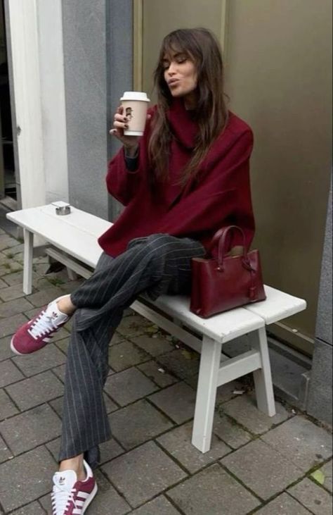 38 Outfits for Fall Winter Burgundy Trend 2024 You'll Love 17 Burgundy Outfit, Fest Outfits, Skandinavian Fashion, Red Purse, Mode Casual, Trendy Fall Outfits, Looks Street Style, Woolen Coat, 가을 패션