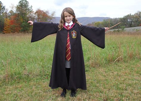 Hermoine Granger Costume, Hermione Granger Costume, Hermione Costume, Easy Last Minute Costumes, Harry Potter Kostüm, Tshirt Halloween Costumes, Harry Potter Robes, Robe Diy, World Book Day Costumes