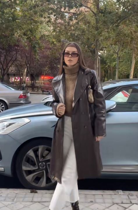 Long leather coat brown, light Brown turtleneck, and white jeans. Trench Coat Outfit Fall, Leather Coat Outfit, New York Winter Fashion, Fall Coat Outfit, Trench Outfit, Winter Sweater Outfits, Brown Leather Coat, Jacket Outfit Women, New York Winter