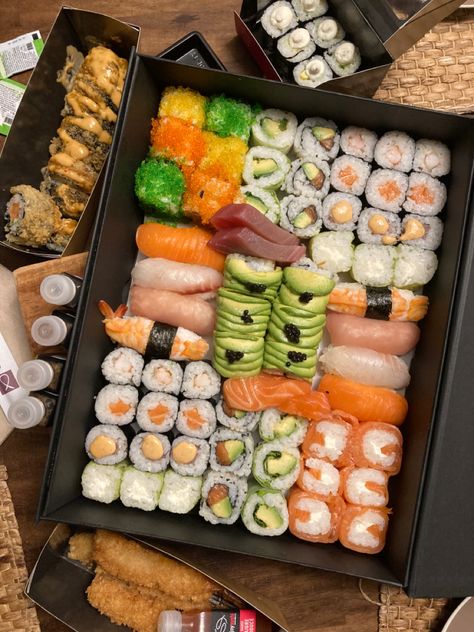 Sushi Buffet, Restaurants In Japan, Tastemade Recipes, Night Food, Delicacy Food, Japanese Sushi, Sushi Recipes, Healthy Lifestyle Food, Sushi Restaurants