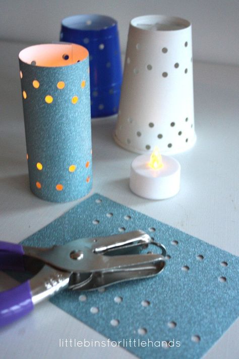 Paper Cup Luminaries with Flameless Tea lights for Kids Winter Solstice Activity Solstice Lanterns, Diy Luminaries, Christmas Luminaries, Tea Light Crafts, Diwali Activities, Kids Festival, Paper Cup Crafts, Jul Diy, Sistem Solar