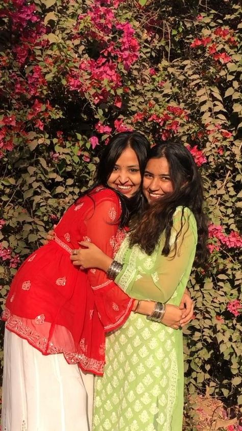 Kurti Poses With Friends, Sister Photoshoot Poses Indian, Hug Pose, Sisters Photoshoot Poses, Easy Photography Ideas, Sister Poses, Bff Poses, Sisters Photoshoot, Friend Pictures Poses