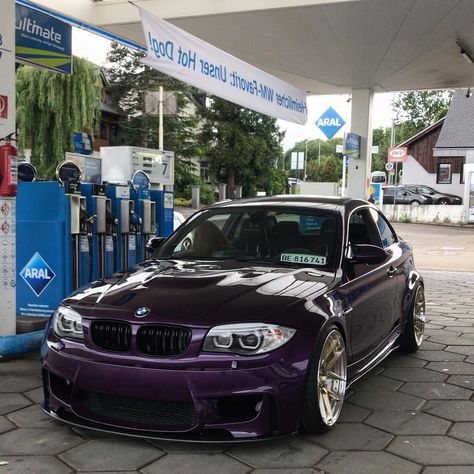 BMW E82 1M purple Cool Car Backgrounds, Bmw E87, E46 Coupe, Car Throttle, Stanced Cars, Bmw Sport, Custom Bmw, Car Backgrounds, Bmw Love