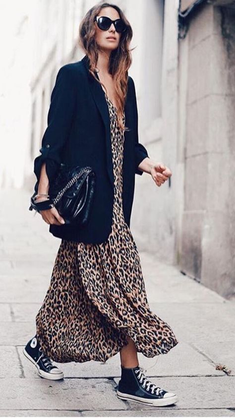 Converse Noir, Blazer Street Style, Blazer Zara, Spring Blazer, Blogger Instagram, Mode Casual, Sneakers Mode, Looks Street Style, Leopard Print Dress