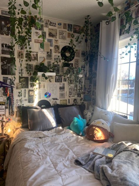 Folklore Room Aesthetic, Downtown Room, Dorm Room Inspo, Wall Art Inspiration, Inspiration Wall Art, Chill Room, Room Redesign, Room Deco, Indie Room