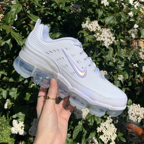 We take a closer look at one of the freshest releases of the season, the Nike Air VaporMax 360 White will be landing on the scene and we can tell that it’ll be flying as soon as it does  Arriving as a hybrid, the sneaker displays a complete TPU 360 upper, with linear details throughout the design, bringing a contemporary look to the shoe as well as bringing you the breathability you need through perforations along the sidewalls.  Futuristic sneaker, contemporary styling, modern, chic, streetwear Vapor Air Max Shoes, Vapor Max Nike Women, Vapormax 360, Nike Air Max 360, All Black Nikes, Nike Vapor Max, Vapour Max Nike, Vapor Max, Black Nike Shoes