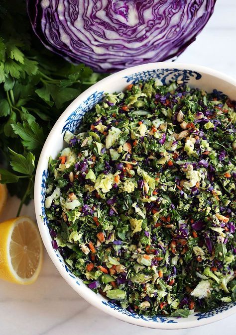 This delicious detox salad is loaded with healthy veggies like brussels sprouts, broccoli, kale and cabbage and makes a ton to last you all week! Turkey Chili Healthy, Salad Kale, Resep Salad, Detox Salad, Health Planner, Healthy Veggies, Healthy Detox, Diet Vegetarian, Detox Recipes