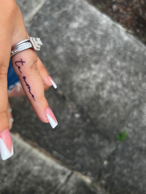 Te amo delicate finger tattoo script Amor Finger Tattoo, Finger Tattoos Quotes, Word Finger Tattoos For Women, Xoxo Finger Tattoo, Trigger Finger Tattoo, Name Tattoos Finger, Date Tattoo On Finger, Tattoo On Side Of Finger, Writing Finger Tattoo