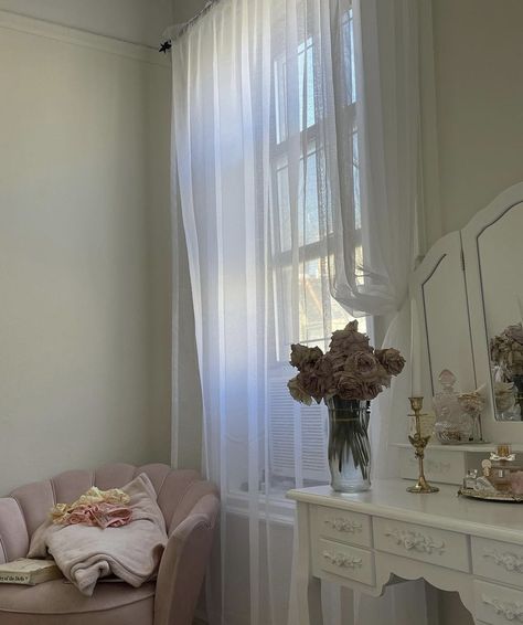 Light Feminine Room, Feminine Room Aesthetic, Feminine Room, Parisian Home Decor, Light Feminine, Desk Inspo, Princess Room, Pretty Room, Cute Room Decor