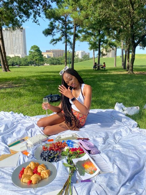 outdoor picnic Picnic Selfie Ideas, Birthday Picnic Outfit Ideas, Picnic Themed Photoshoot, Black Woman Picnic, Picnic Date Pictures, Solo Picnic Aesthetic, Picnic Picture Ideas Instagram, Picnic Shoot Photo Ideas, Birthday Picnic Outfit