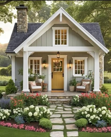 Cottage House Exterior, Small Cottage Homes, A Small House, Cottage Exterior, Cottage Style Homes, Dream Cottage, Small Cottage, Cute House, Cottage House Plans