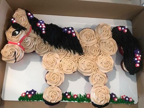 Horse cupcake cake Birthday Cake Girls Kids, Birthday Cakes Girls Kids, Horse Theme Birthday Party, Horse Themed Party, Horse Birthday Cake, Pull Apart Cake, Fest Temaer, New Birthday Cake, Pony Birthday Party