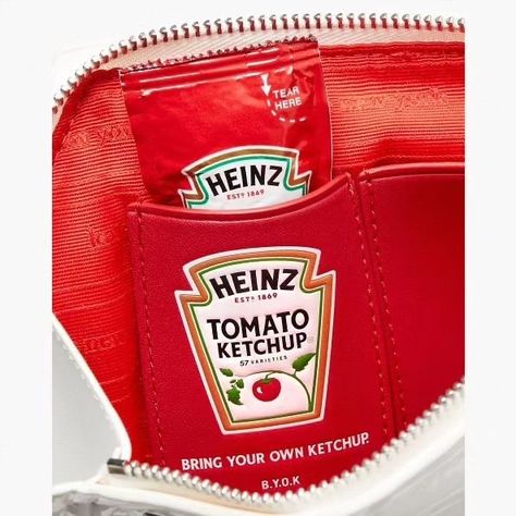 Los fans más acérrimos del kétchup Heinz 🍅 muestran un amor absolutamente irracional por su salsa de tomate predilecta y están dispuestos a todo (también a lo aparentemente más descabellado) por paladear el condimento 😋 que pone a cien sus papilas gustativas. Quienes aman el kétchup Heinz sobre todas las cosas se vestirían 😍 con la marca de sus amores. Por eso, y para satisfacer la disparatada y sabrosa pasión de sus fans, Heinz se ha aliado con la firma de moda Kate Spade New York ... Bags Aesthetic, Ketchup, Kate Spade New York, Kate Spade, Bag Accessories, I Hope, Bring It On, New York