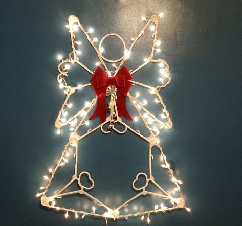 Hanger Angel, Angel Diy, Hanger Christmas Tree, Glam Christmas Decor, Hanger Crafts, Diy Christmas Ornaments Easy, Candyland Christmas, Handmade Christmas Crafts, Christmas Decorations Diy Outdoor