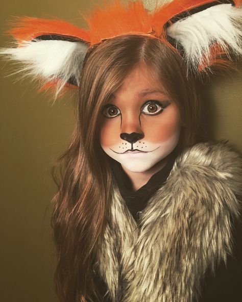 Cute and easy little girl fox Halloween makeup Walmart Halloween Costumes, Fox Face Paint, Karneval Diy, Fox Halloween, Make Up Diy, Fox Makeup, Halloween Gesicht, Halloweenský Makeup, Animal Makeup