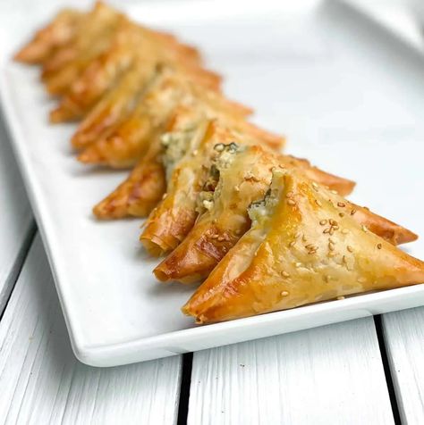 Spanakopita Triangles Recipe, Spanakopita Triangles, Room Temperature Appetizers, Spinach Pies, Fingerfood Party Appetizers, Phyllo Dough Recipes, Greek Spinach Pie, Greek Appetizers, Easy To Make Appetizers