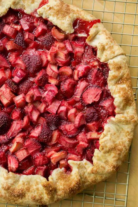 Tort Recipes, Rhubarb Ideas, Strawberry Rhubarb Tart, Country Pie, Rhubarb Galette, Rhubarb Rhubarb, Rhubarb Tart, Fruit Tart Recipe, Tart Dough