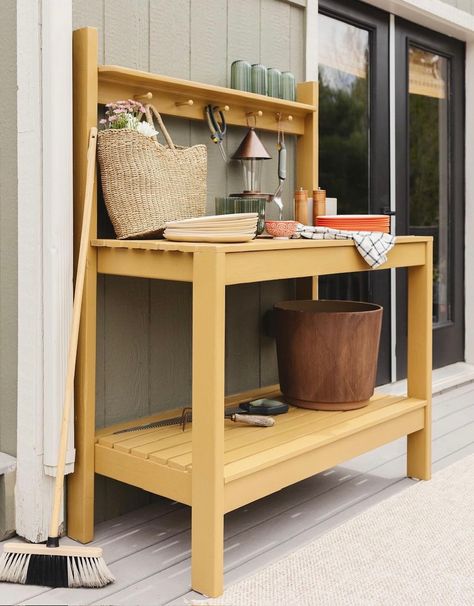 Potting Station Diy, Potting Bench Ideas Diy, Outdoor Workbench, Rustic Potting Benches, Potting Benches Diy, Diy Grill Station, Potting Bench Ideas, Diy Potting Bench, Potting Bench Plans