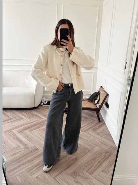 Cardigan Jeans Outfit, Wide Leg Black Jeans Outfit, Outfit Wide Leg Jeans, Wide Leg Jeans Winter, Wide Jeans Outfit, Cardigan Chanel, Outfit Wide Leg, Wide Leg Jeans Outfits, Jeans And Sneakers Outfit