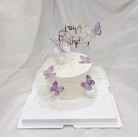 White Cake With Purple Butterflies, Cake Kupu Kupu, White Butterfly Cake, Modern Birthday Cakes, 14th Birthday Cakes, Butterfly Birthday Cakes, 13 Birthday Cake, Elegant Birthday Cakes, 16 Birthday Cake