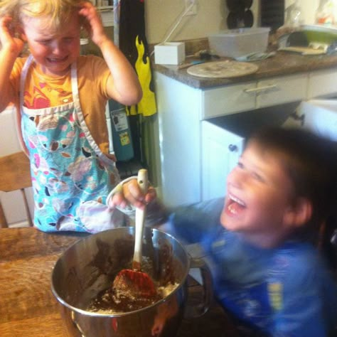 Messy Mom Aesthetic, Baking With Kids Aesthetic, Cooking With Kids Aesthetic, Messy Baking Aesthetic, Baking Together Aesthetic, Cozy Motherhood, Cooking Together Aesthetic, Parent Aesthetic, People Baking