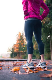 "100 Lessons I've Learned from 10 Years of Running" Fall Runner, Fall Running, Lemon Pants, Power Walking, Sport Model, Running In Cold Weather, Estilo Fitness, Fitness Photoshoot, Fitness Photos