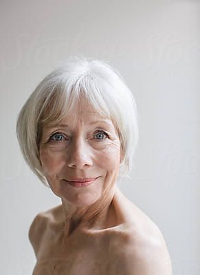 Older Woman Art, Older Woman Portrait, Beautiful Aged Women, Classic Hairstyles, Summer Hairstyles For Medium Hair, Trending Hairstyles, Aging Beautifully, Grey Background, Aging Gracefully