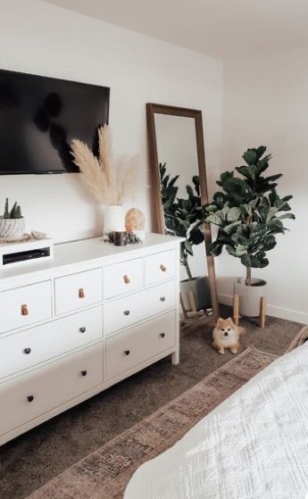 Tv Bedroom Ideas, White Dresser Decor, White Dresser Bedroom, Tv On The Wall, Dresser Decor Bedroom, Dresser In Living Room, Bedroom Tv Wall, Minimalist Room, Redecorate Bedroom