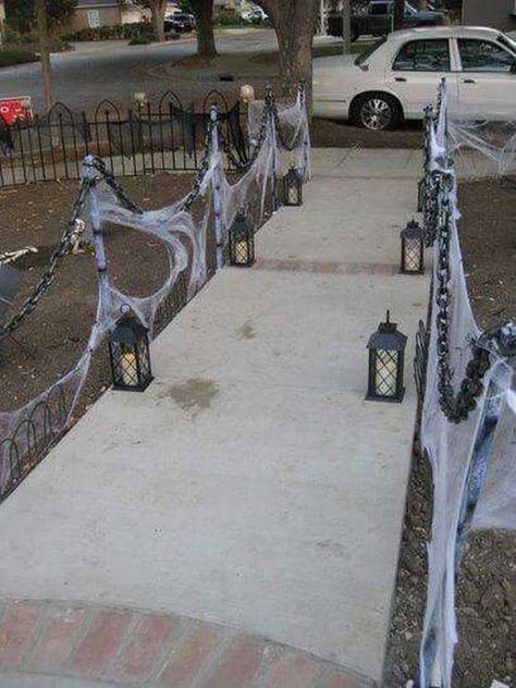 Entrada Halloween, Halloween Outdoors, Front Yard Halloween Decorations, Spooky Shoot, Haunted Garden, Outdoor Halloween Parties, Diy Halloween Dekoration, Halloween Outdoor Decoration, Dekorasi Halloween