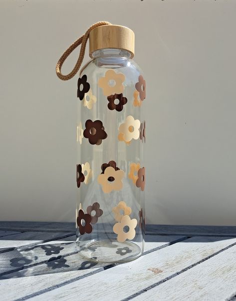 Daisy Brown/beige Glass Bottle With Bamboo Lid-drink water - Etsy Bosnia and Herzegovina Trendy Water Bottles, Cute Coffee Cups, Cute Water Bottles, Pretty Mugs, Daisy Design, Water Bottle Design, Water Glass, Glass Water Bottle, Cute Cups