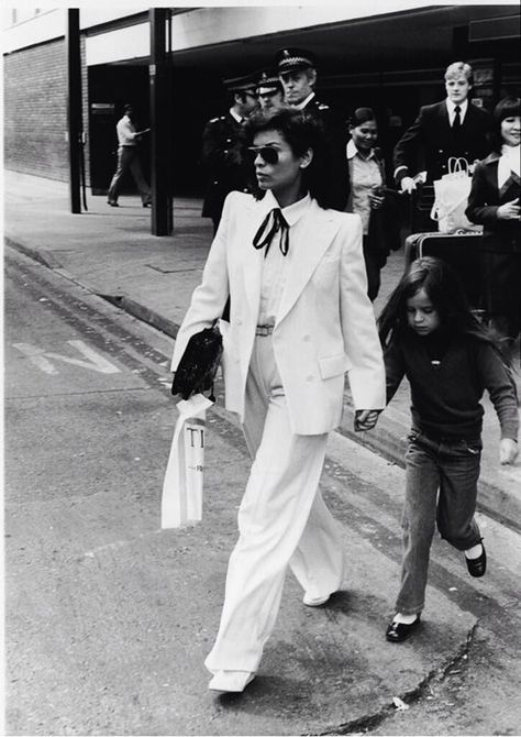 Bianca Jagger wears a YSL le smoking tuxedo 70s Mode, Look 80s, Jade Jagger, Bianca Jagger, Style Muse, Studio 54, Donatella Versace, Power Dressing, Power Suit