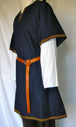 viking tunic - Google Search Viking Knot, Norse Clothing, Viking Tunic, Medieval Garb, Medieval Clothes, Viking Men, Chinese Style Dress, Viking Clothing, Advanced Style