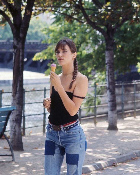 Jane Birkin enjoying an ice cream cone in 1974. Photographed by Giancarlo Botti. #SundayStorytime As Jane walked into her favorite ice… Jane Birken, Jane Birkin Style, Jane Asher, Jean Shrimpton, Jacqueline Bisset, Serge Gainsbourg, Charlotte Gainsbourg, Mode Boho, I'm With The Band