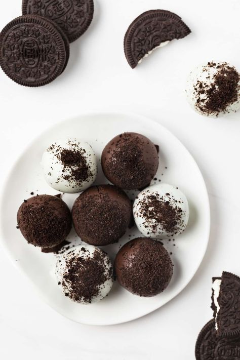 Oreos balls are made with Oreo cookies, cream cheese, and chocolate. They're an easy no-bake treat for the holidays! Cookies And Cream Balls, Oreos Balls, Oreo Ball, Cookies Cream Cheese, Cream Cheese Oreo, Cheese And Chocolate, Potato Candy, Chocolate Melting Wafers, Cookie Dough Truffles