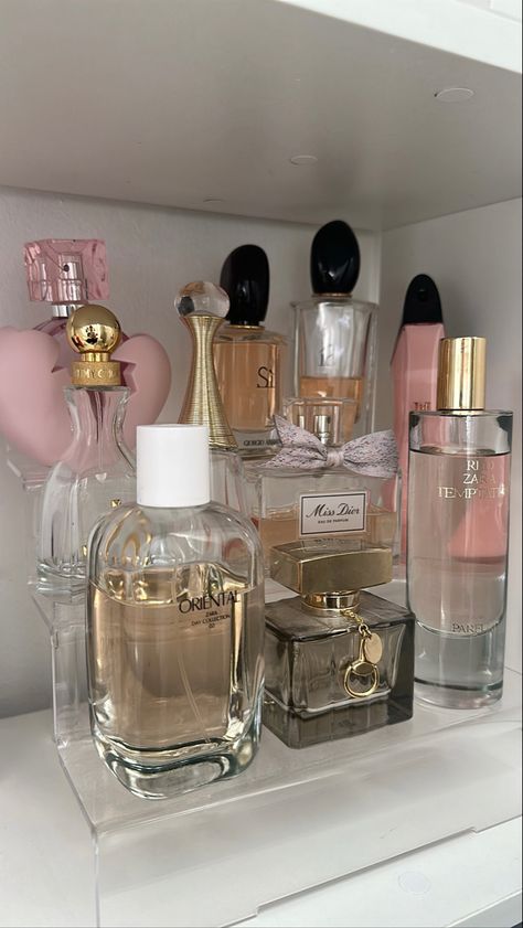 Organization Perfume, Perfume Aesthetic, Maquillage On Fleek, Pheromone Perfume, Perfume Display, Perfume Organization, Fragrances Perfume Woman, Perfume Floral, Perfume Body Spray