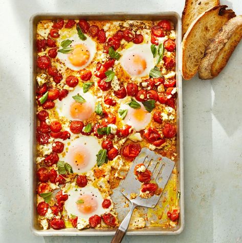 Tomato and Feta Baked Eggs Breakfast Potluck, Mediterranean Diet Breakfast, Tomato And Feta, High Fiber Breakfast, Baked Eggs Recipe, Easy Egg Recipes, Diet Breakfast, Savoury Baking, Easy Eggs