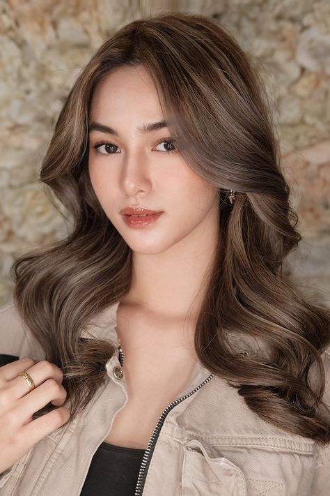 Hair Color For Graduation, Graduation Hair Color, Wavy Hair For Graduation, Yukii Takahashi, Hair Color For Asian Women, Hairstyle For Graduation Pictorial, Graduation Pictorial, Korean Wavy Hair, Easy Curled Hairstyles