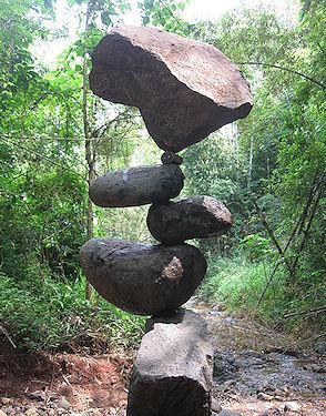 No tricks, glue, tape or wires, just perfect balance. #ModernArt #Sculptures Rock Balancing, Stone Balancing, Balanced Rock, Rock Sculpture, Pet Rocks, Land Art, Rock Garden, Stone Rocks, Stone Art