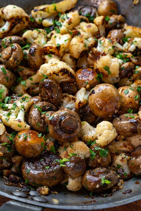 Skillet Butter and Garlic Mushrooms and Cauliflower Mushroom And Cauliflower, Cauliflower Side Dish, Garlic Butter Mushrooms, Garlic Mushrooms, Cauliflower Recipes, Veggie Dishes, Mushroom Recipes, Side Dishes Easy, Vegetable Side Dishes