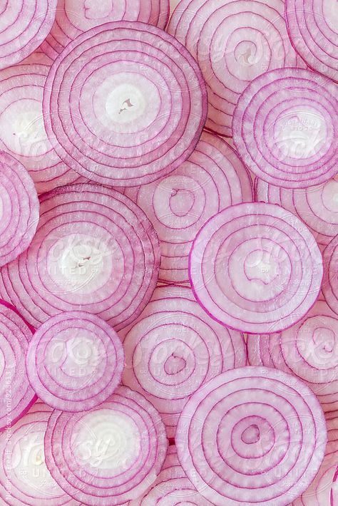 Sliced red onion rings by Nadine Greeff Vegetables Photography, Geometry In Nature, Pattern Photography, Food Texture, Amoled Wallpapers, Fruit Photography, Texture Inspiration, Texture Photography, Red Onions