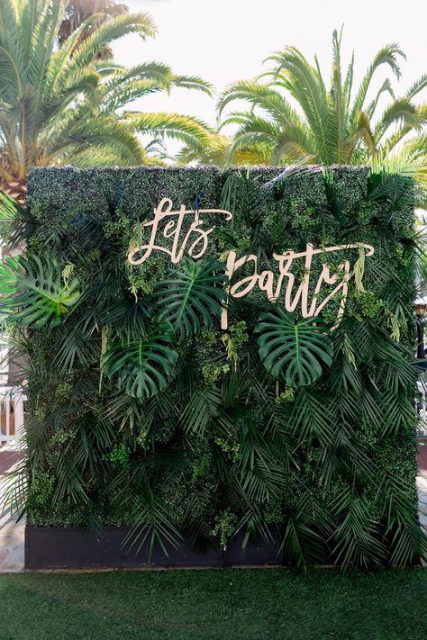 Tropical Greenery Wall, Downtown Santa Barbara, Tropical Glam, Tropical Birthday Party, Tropical Party Decorations, Charleston Sc Wedding, Fiesta Tropical, Havana Nights, Tropical Birthday