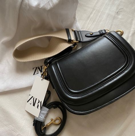 lol im so obsessed with this bag Zara Bags Handbags, Zara Models, Apple Watch Accessories Bands, Zara Purse, Zara Bag, Womens Trendy Dresses, Buy Bags, Zara Bags, Girly Bags